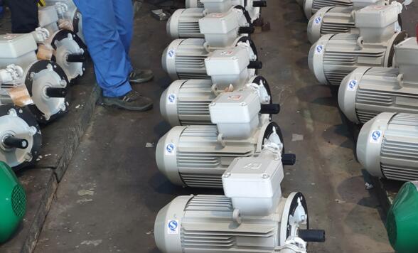 宾利飞驰雨刷电机，如何更换宾利飞驰的雨刷电机